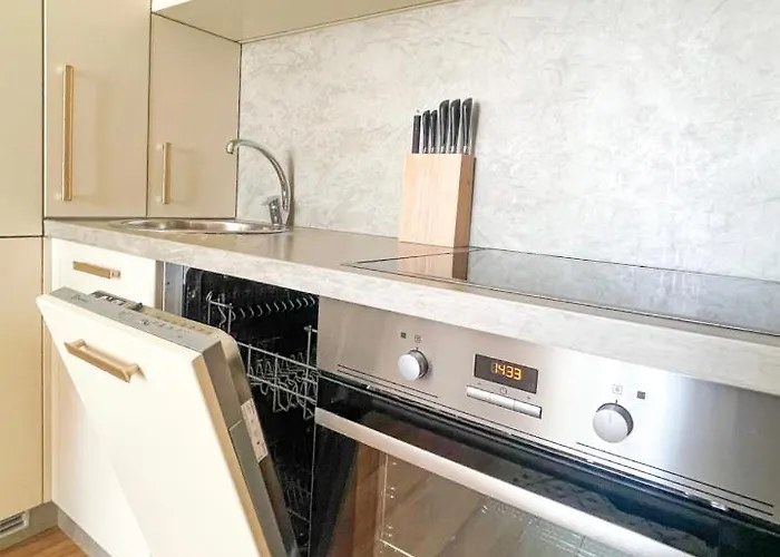 Skyline Sunset & Towers View - Modern 1br